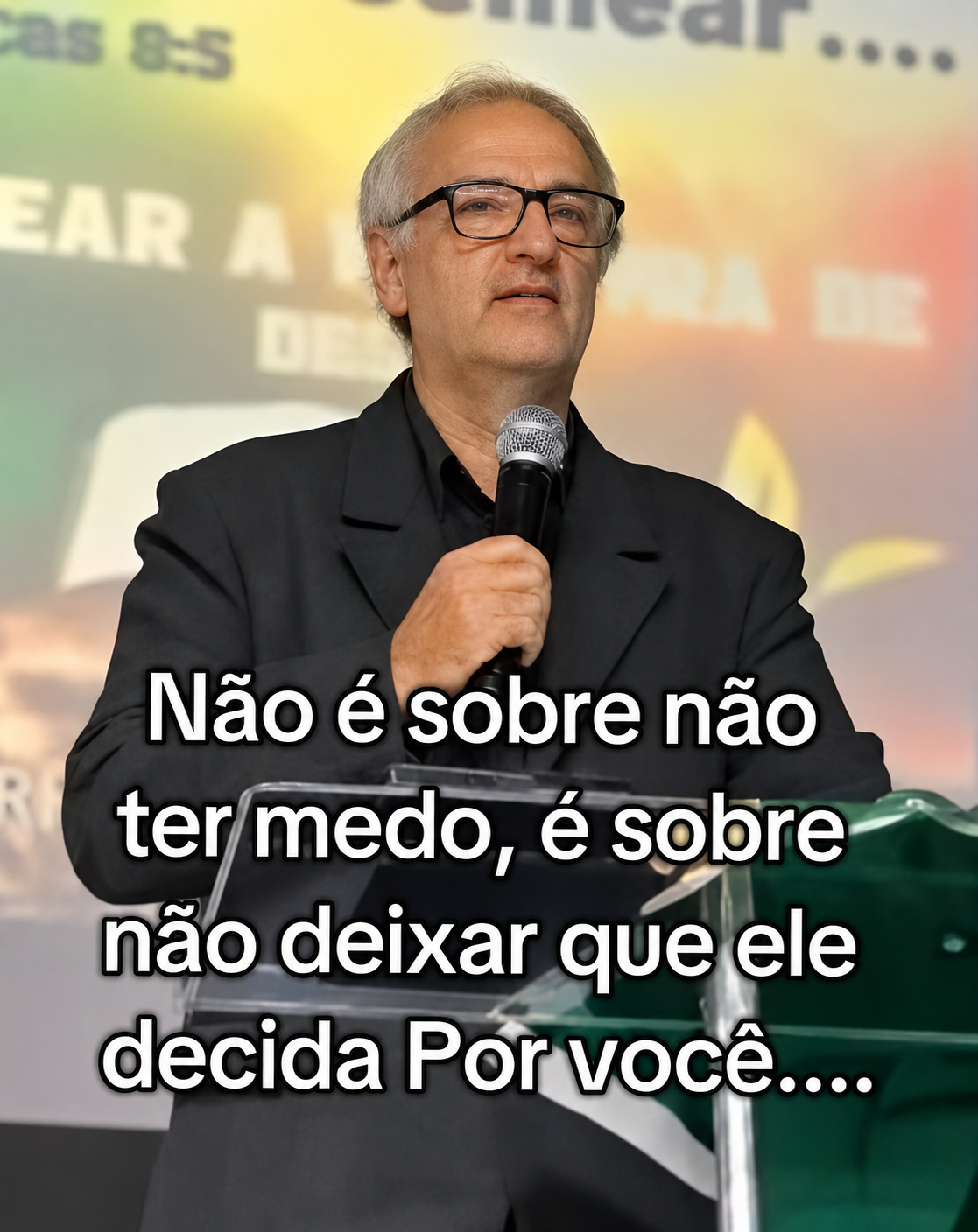 Foto do palestrante em palco